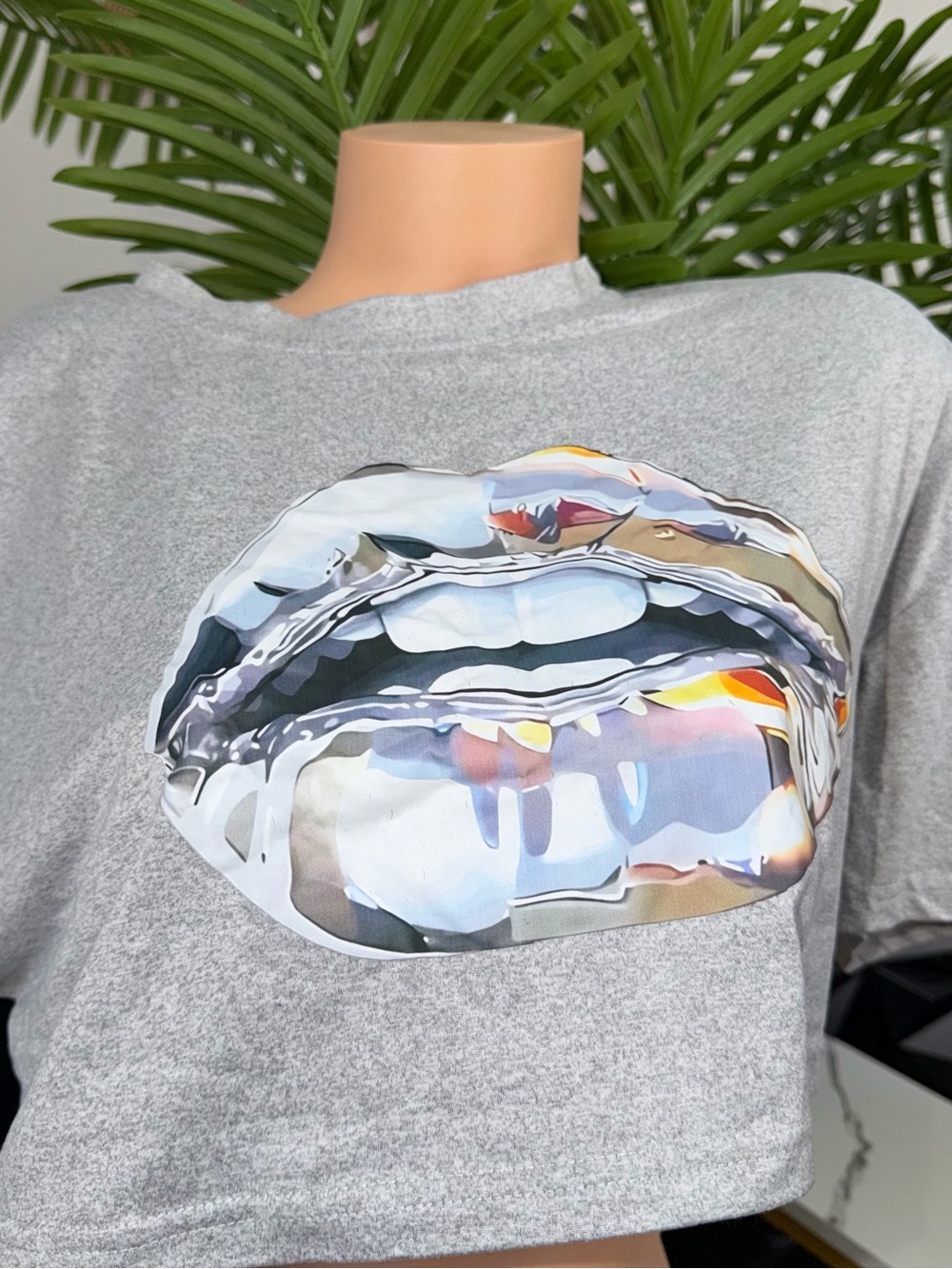🔥👚Women's Gray Graphic Crop Top with Metallic Lip Print